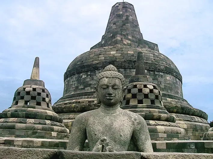 Gambar stupa di candi borobudur