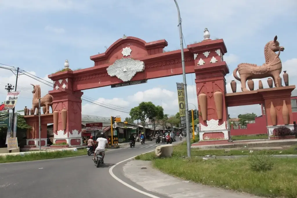 Foto Desa Wisata Kasongan Bantul dengan suasana pedesaan asri, sawah, dan aktivitas budaya tradisional