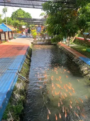 Foto Desa Wisata Kali Gajah Wong dengan suasana pedesaan asri, sawah, dan aktivitas budaya tradisional