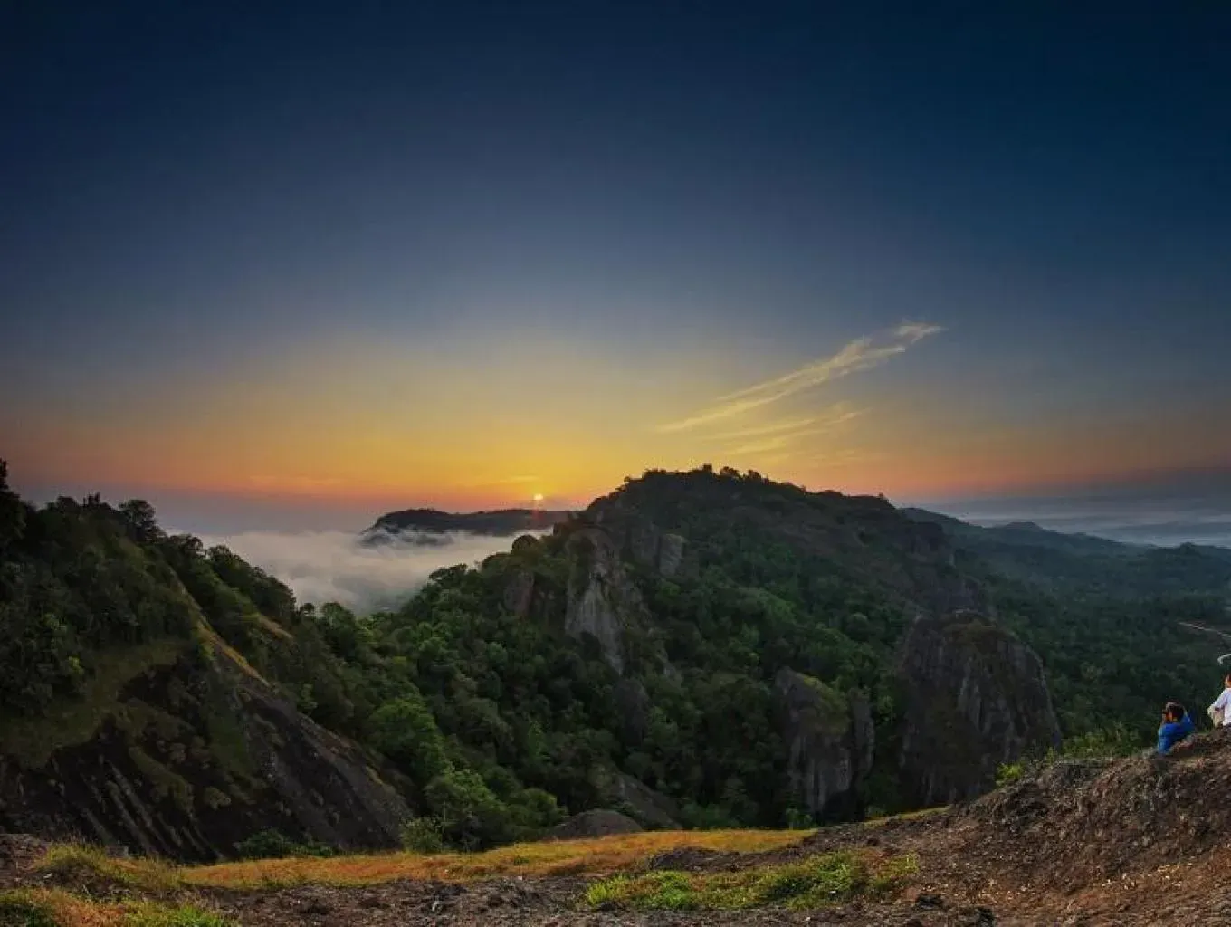 Foto Desa Wisata Nglanggeran di Gunungkidul dengan suasana pedesaan asri, sawah, dan aktivitas budaya tradisional