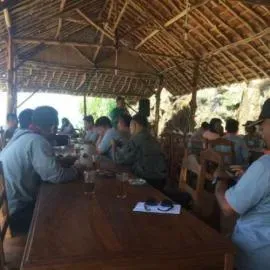 Foto Desa Wisata Kemadang di Gunungkidul dengan suasana pedesaan asri, sawah, dan aktivitas budaya tradisional