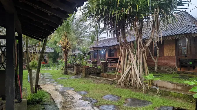 Foto Desa Wisata Kembang Arum di Sleman dengan suasana pedesaan asri, sawah, dan aktivitas budaya tradisional