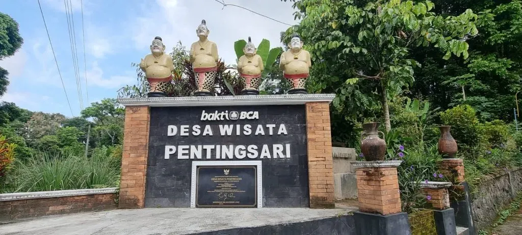 Foto Desa Wisata Pentingsari di Sleman dengan suasana pedesaan asri, sawah, dan aktivitas budaya tradisional
