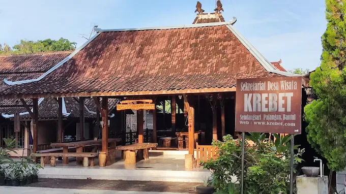 Foto Desa Wisata Krebet di Bantul dengan suasana pedesaan asri, sawah, dan aktivitas budaya tradisional