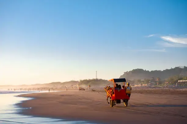 foto gambar pantai parang tritis dan pasir